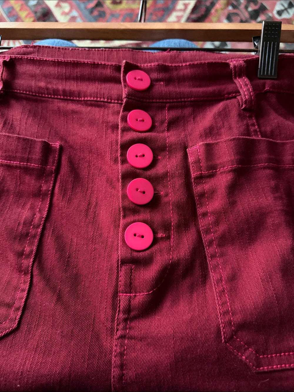 Lesley Evers ROXANNE pants dark red w hot pink buttons